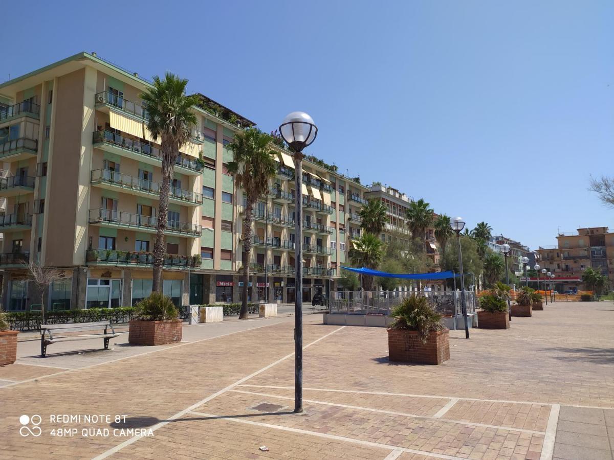 B & B Civico 6 Rooms Salerno Bagian luar foto