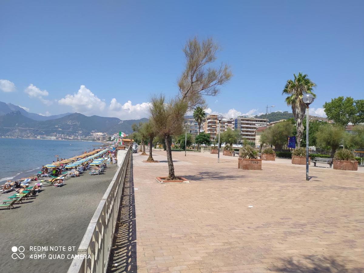 B & B Civico 6 Rooms Salerno Bagian luar foto