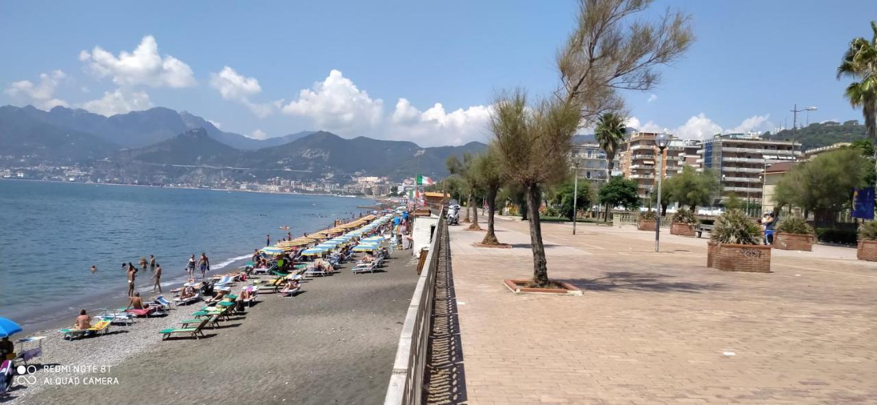 B & B Civico 6 Rooms Salerno Bagian luar foto