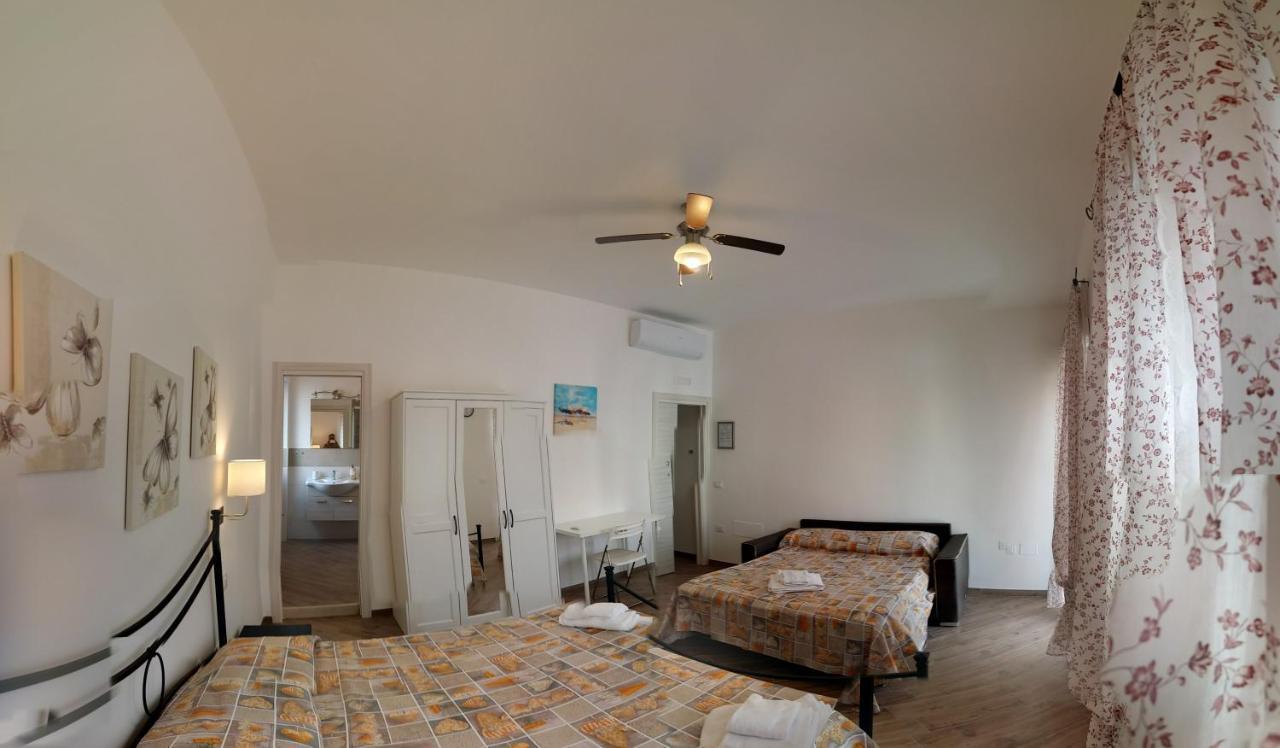 B & B Civico 6 Rooms Salerno Bagian luar foto