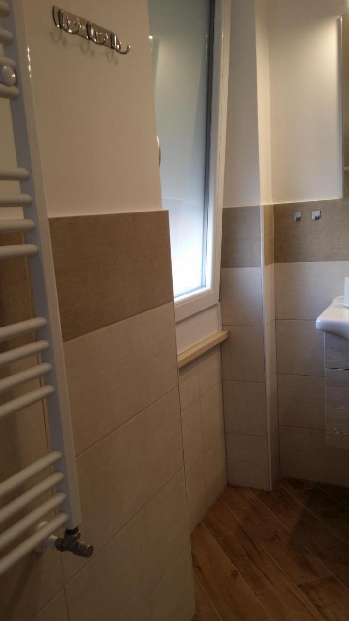 B & B Civico 6 Rooms Salerno Bagian luar foto