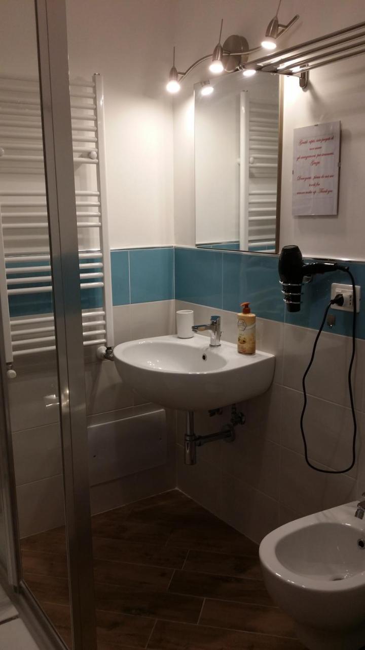 B & B Civico 6 Rooms Salerno Bagian luar foto