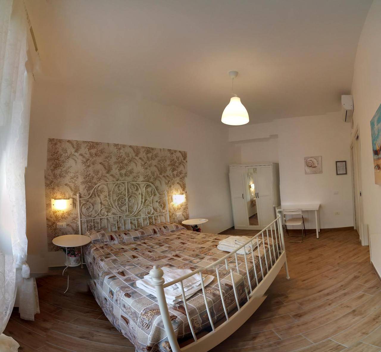 B & B Civico 6 Rooms Salerno Bagian luar foto