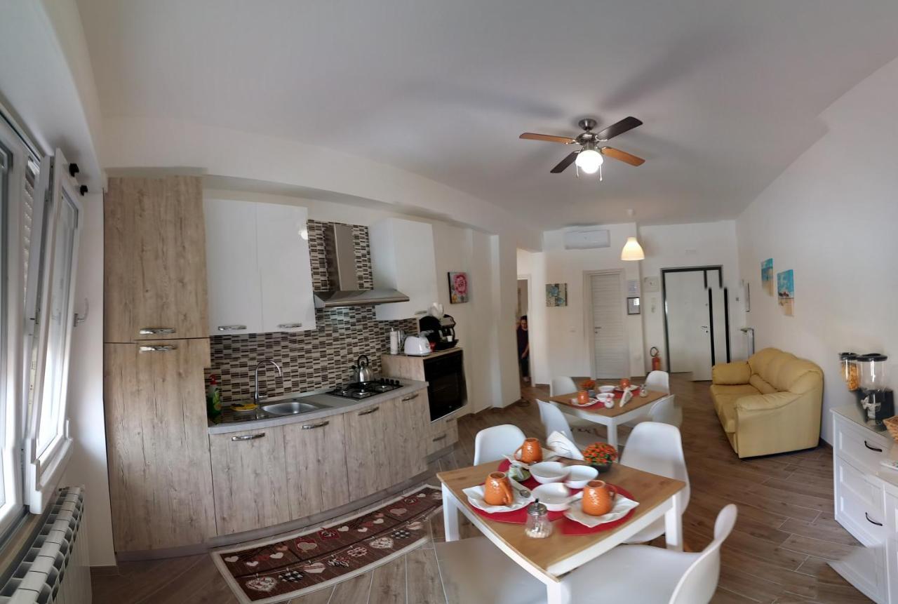 B & B Civico 6 Rooms Salerno Bagian luar foto