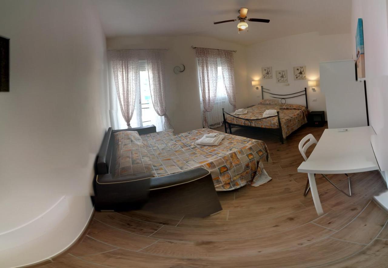 B & B Civico 6 Rooms Salerno Bagian luar foto