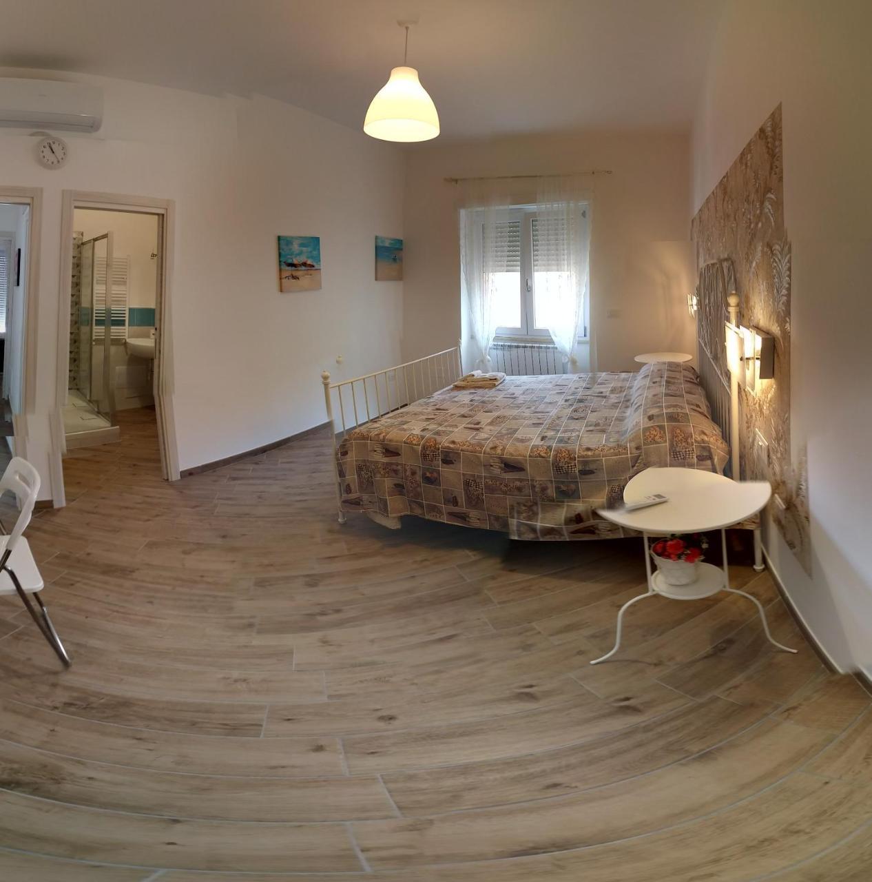 B & B Civico 6 Rooms Salerno Bagian luar foto